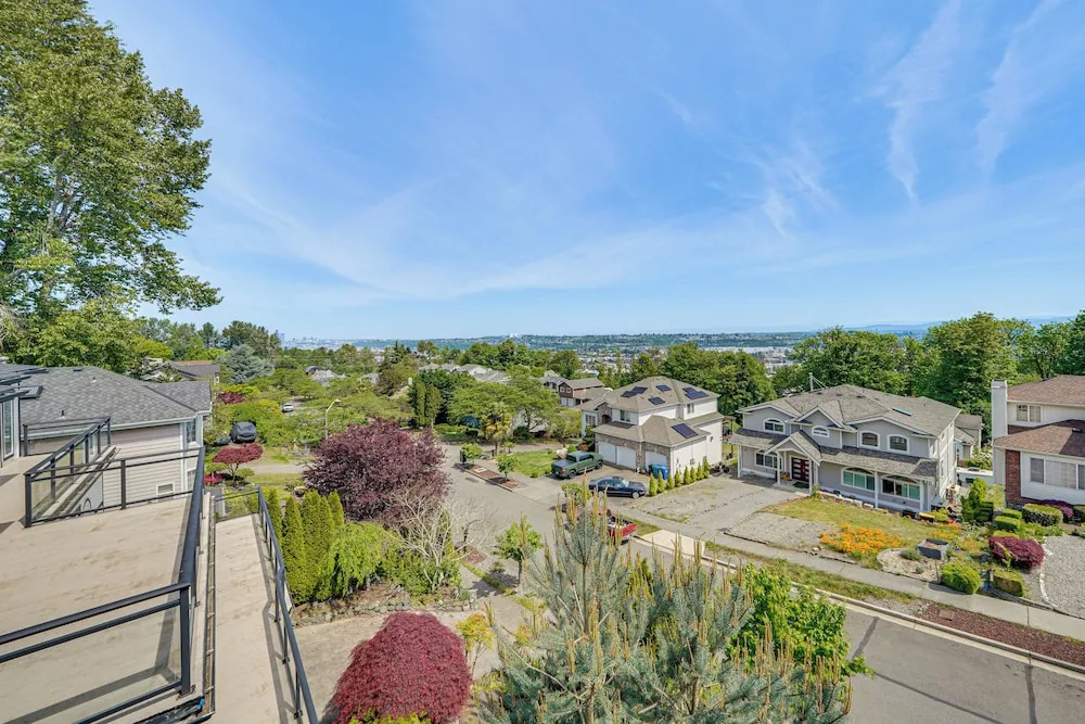 Panoramic Views! Hilltop Haven 6 Mi to Lumen Field