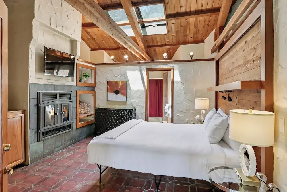 Standard Double room with pool view (full double bed)