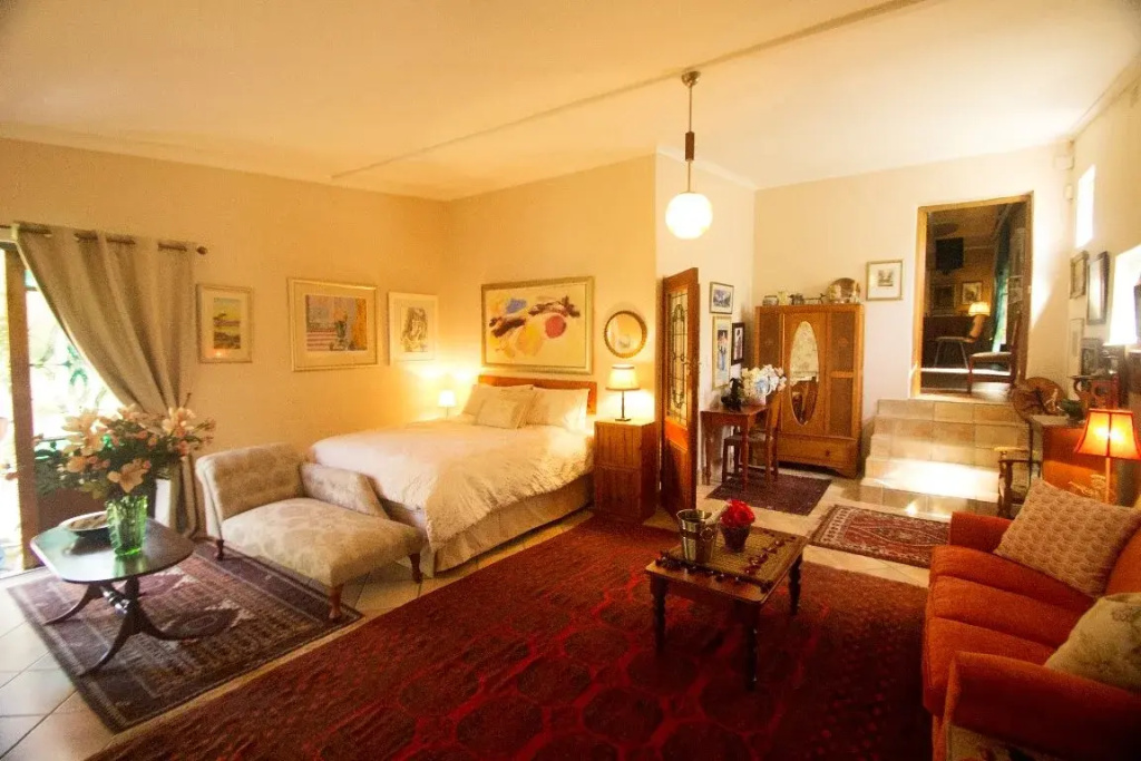 Villa Pascal Guest House & Theatre