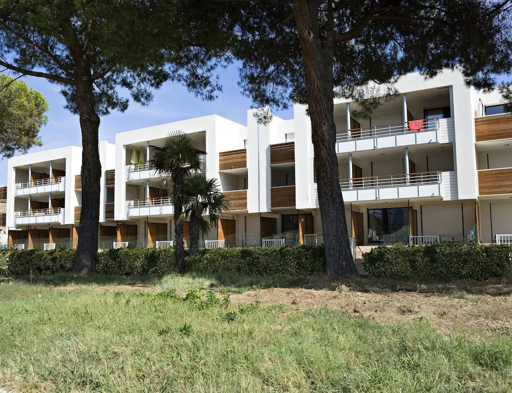 Spacious Marina Stay for Six