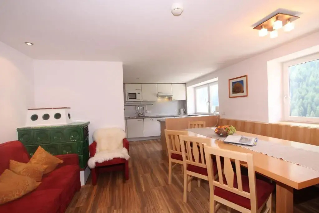 4 Bedrooms Apartment