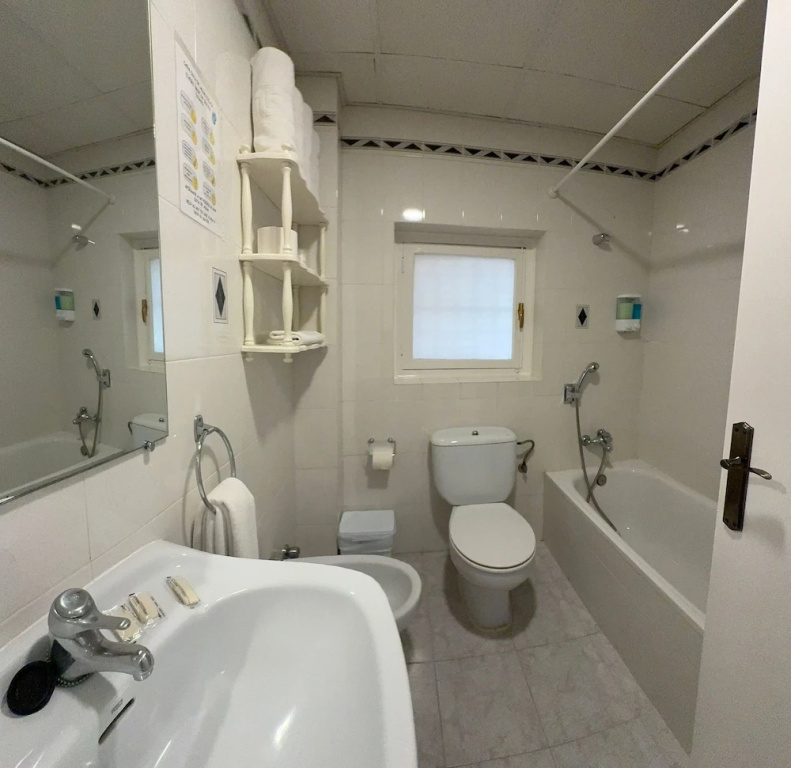 1 Bedroom Standard Quadruple Family room with mountain view
