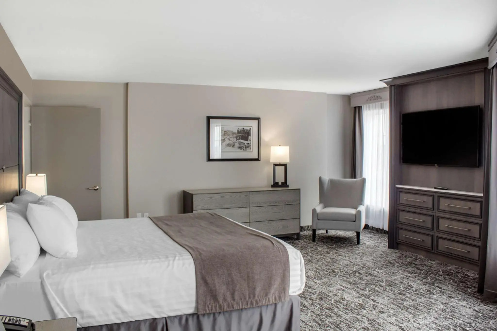 1 Bedroom Royal Double Suite full double bed