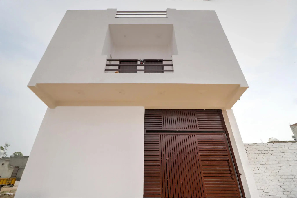 OYO 71370 White House