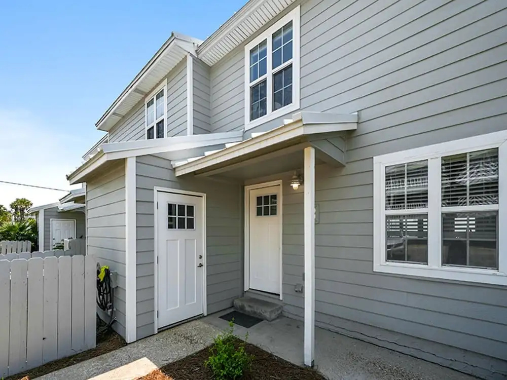 Three Steps to the Beach - 2 Br townhouse by RedAwning