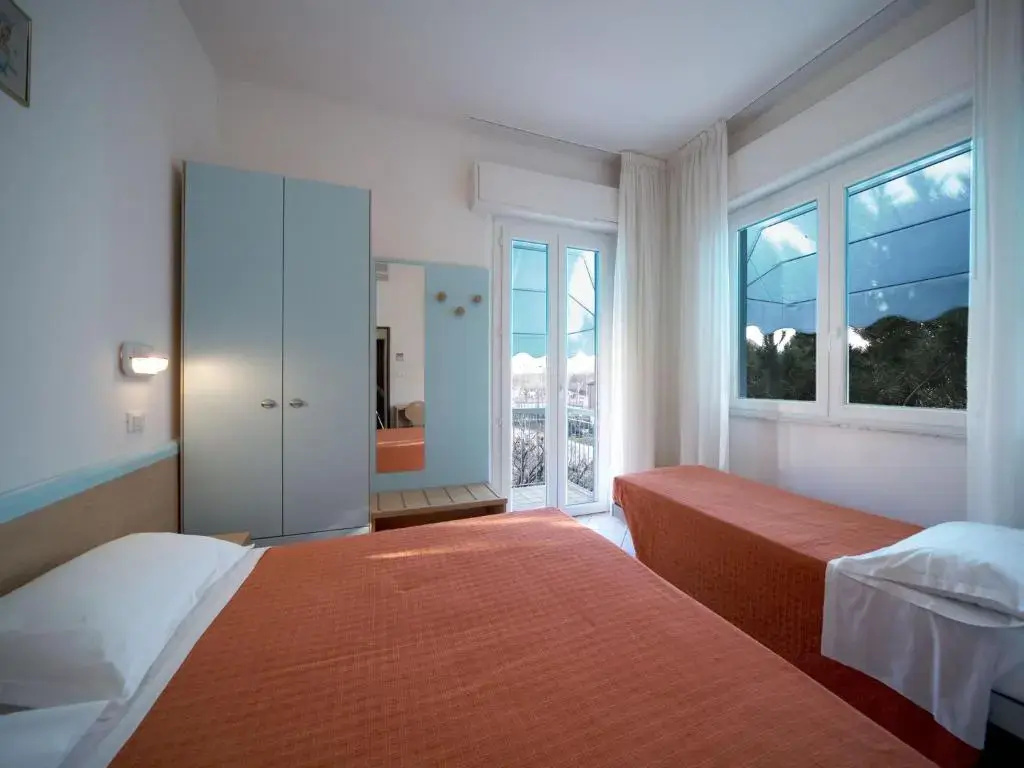 Standard Triple room