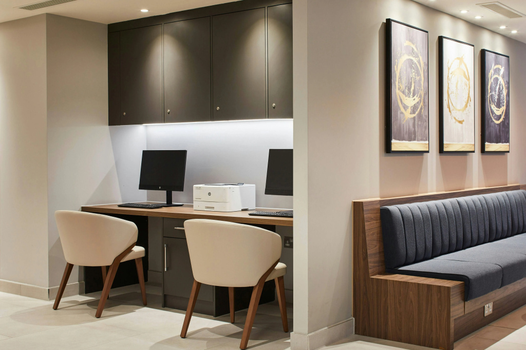 Отель Courtyard by Marriott London Heathrow Airport в Лондоне