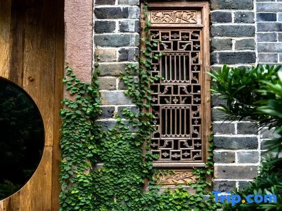 Floral Hotel· Liuzhou yueweiyuan Hotel (yaobu ancient town scenic spot store)