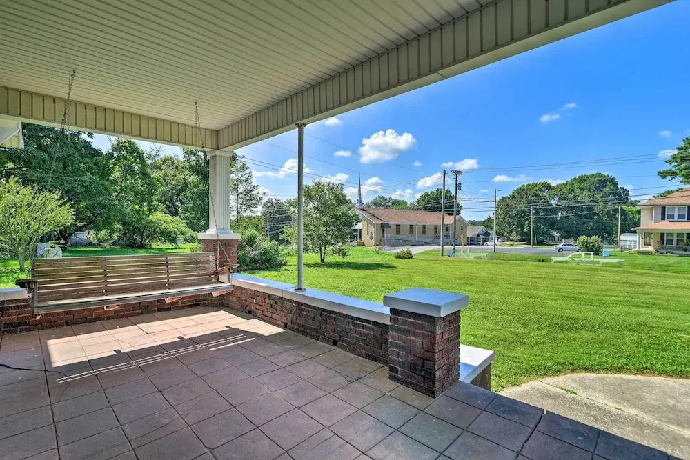 Glasgow Home w/ Porch: Close to Lake & Caves!