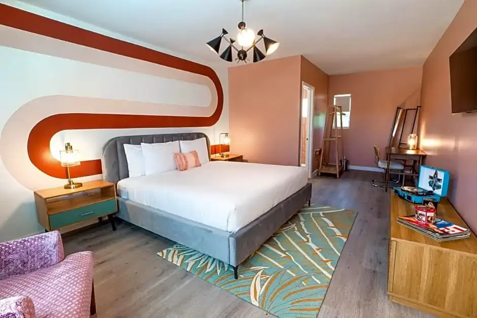 Deluxe Double room (full double bed)