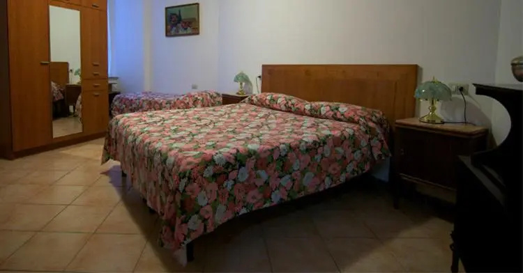 Standard Triple room