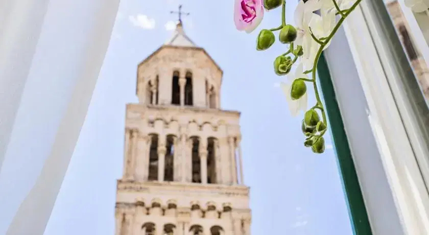 豪華三人房，帶有城市景觀，附設雙人床