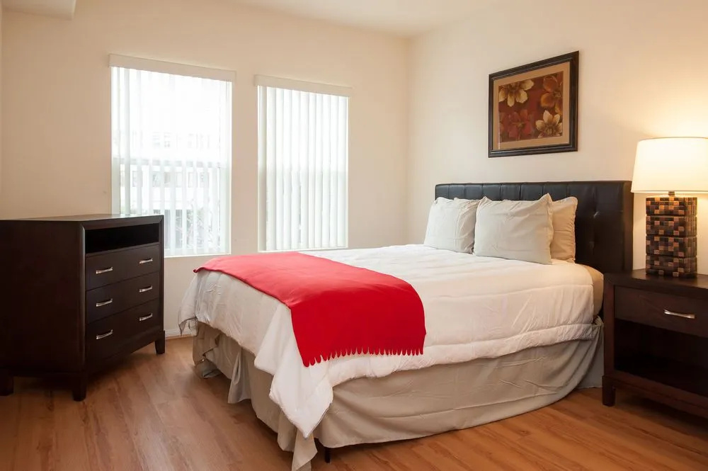 Sunshine Suites at 909 West Temple Street - Général