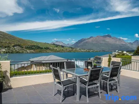 Panoramic Peaks: 3BR Home with Lake Vistas