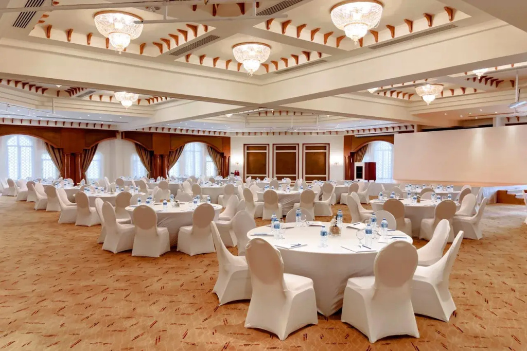 Pickalbatros Palace Resort - Sharm El Sheikh: A spacious banquet hall with round tables set for dining beneath chandeliers.