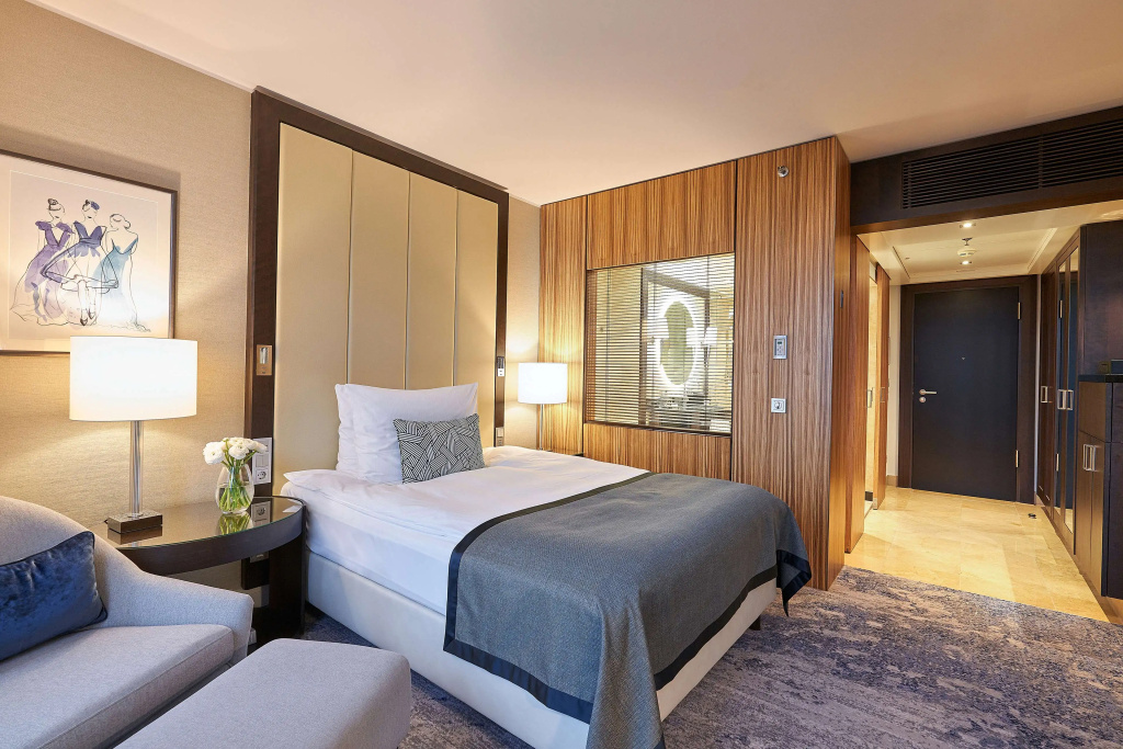 Superior Double room with city view (full double bed)