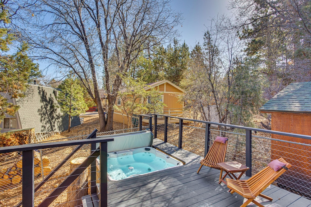 7 Mi to Bear Mountain Ski Resort: Home w/ Hot Tub