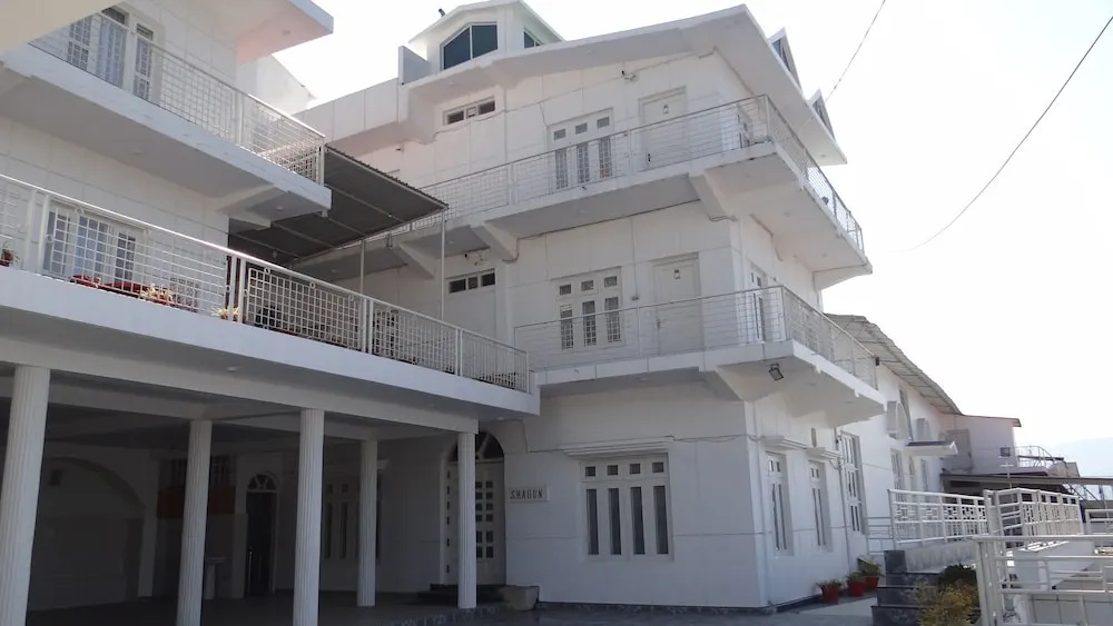 OYO 25061 Gautam Residency Chamba