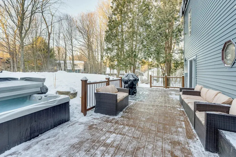 Hot Tub + Game Room: Spacious Poconos Escape!