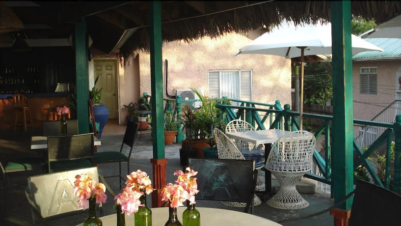 Bar-B-Barn Beach Hotel