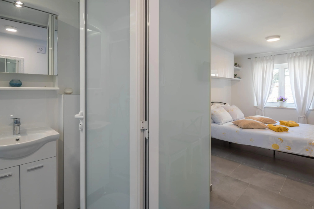 Split Center Suites — 4