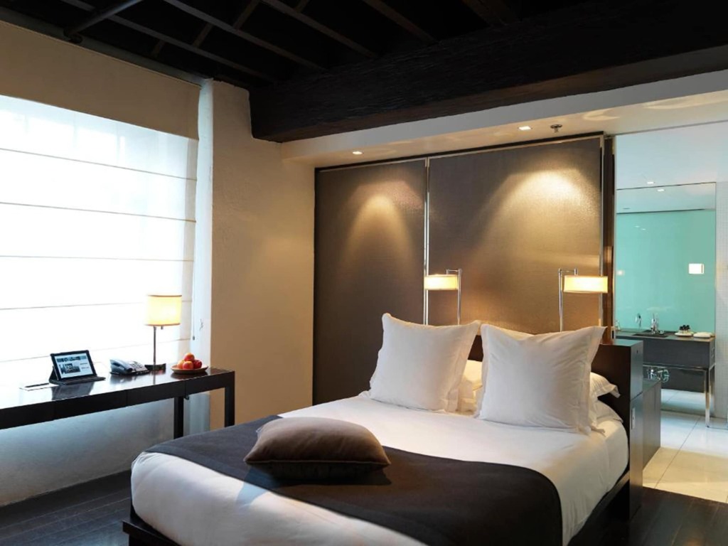 Establishment Hotel by null