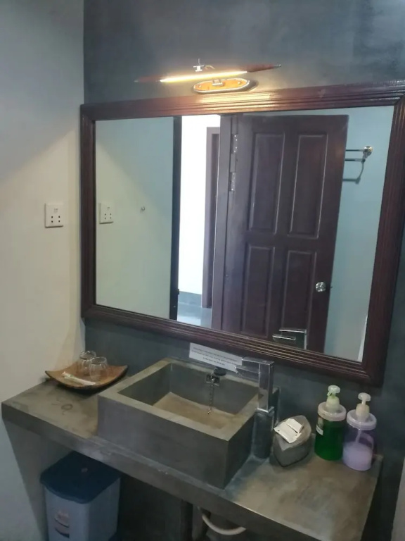 Deluxe Double room with city view (full double bed)