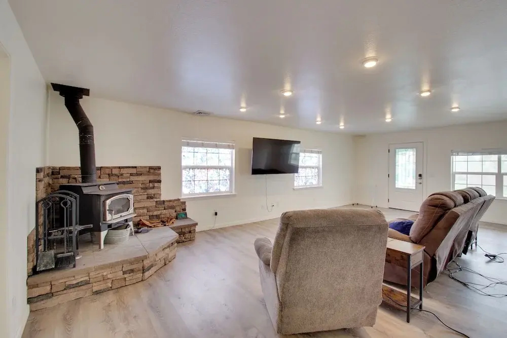 Crescent City Home w/ Hot Tub: Half-block to Beach — фото