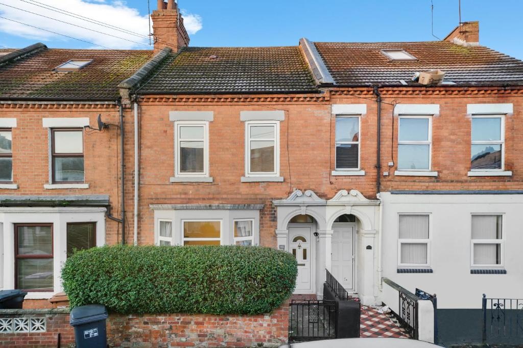 5 Bedroom House with Free Parking, Garden, Super Fast Wifi, Smart TVs with Virgin TV and Netflix by Yoko Property