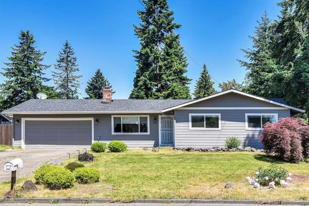 7 Mi to Vancouver Waterfront: Sleek Home w/ Yard!
