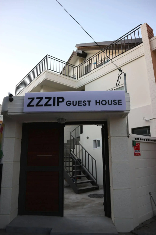 Zzzip Guest House - Hostel