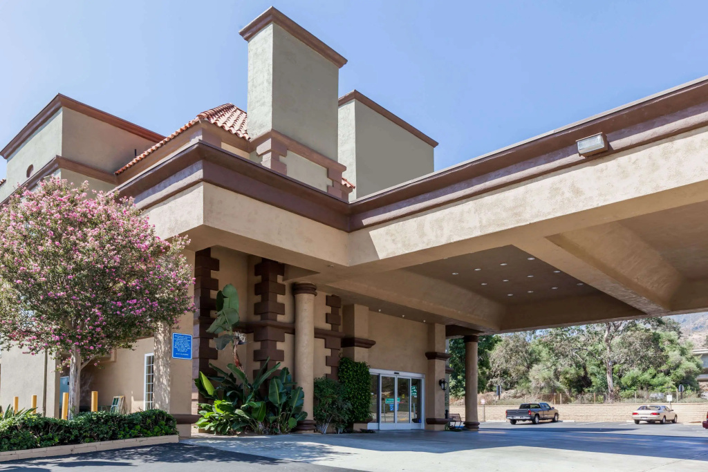 Travelodge by Wyndham Sylmar CA — фото