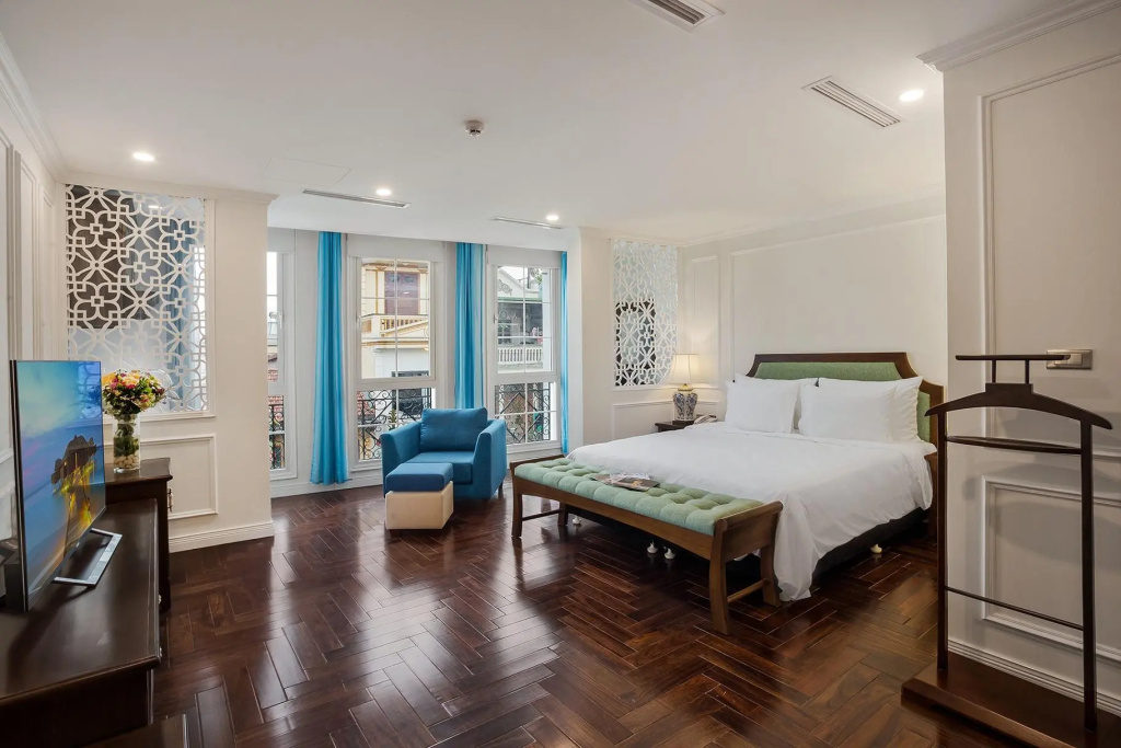 Suite with city view