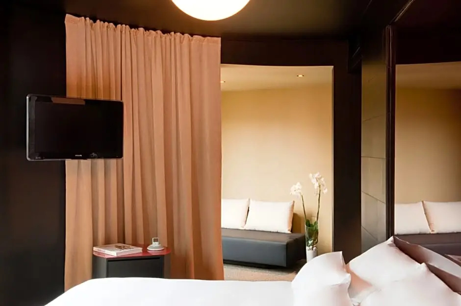 Double Axel Junior Suite (full double bed)