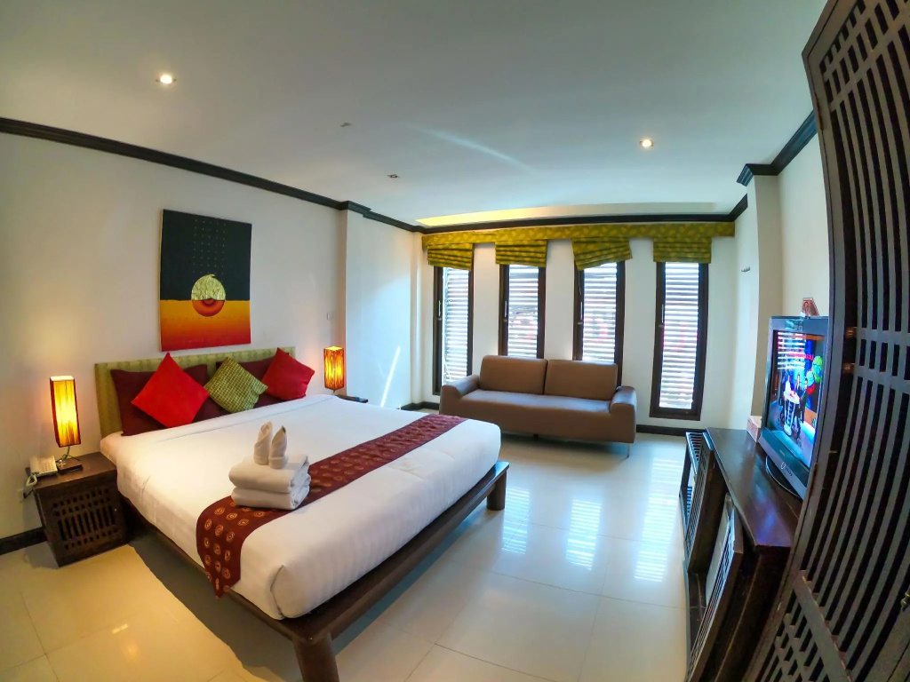 Standard Triple room with city view