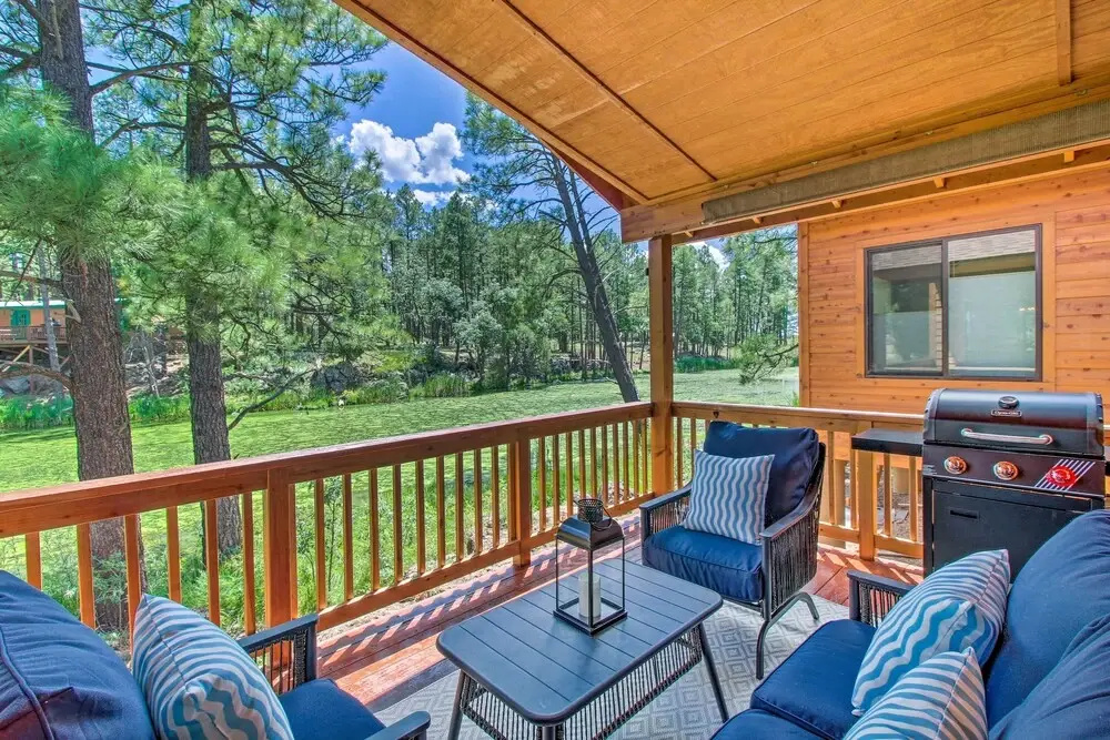 Cabin Getaway w/ Game Room Near Rainbow Lake!