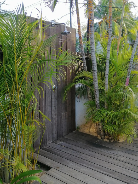 Les Cerisiers - NEW Beach Apartment with Pool, Centrally Located in Flic-en-Flac