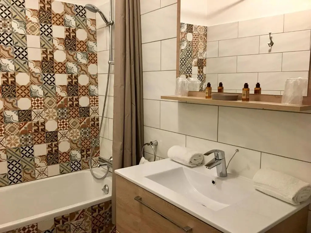 Superior Double room with garden view (full double bed)