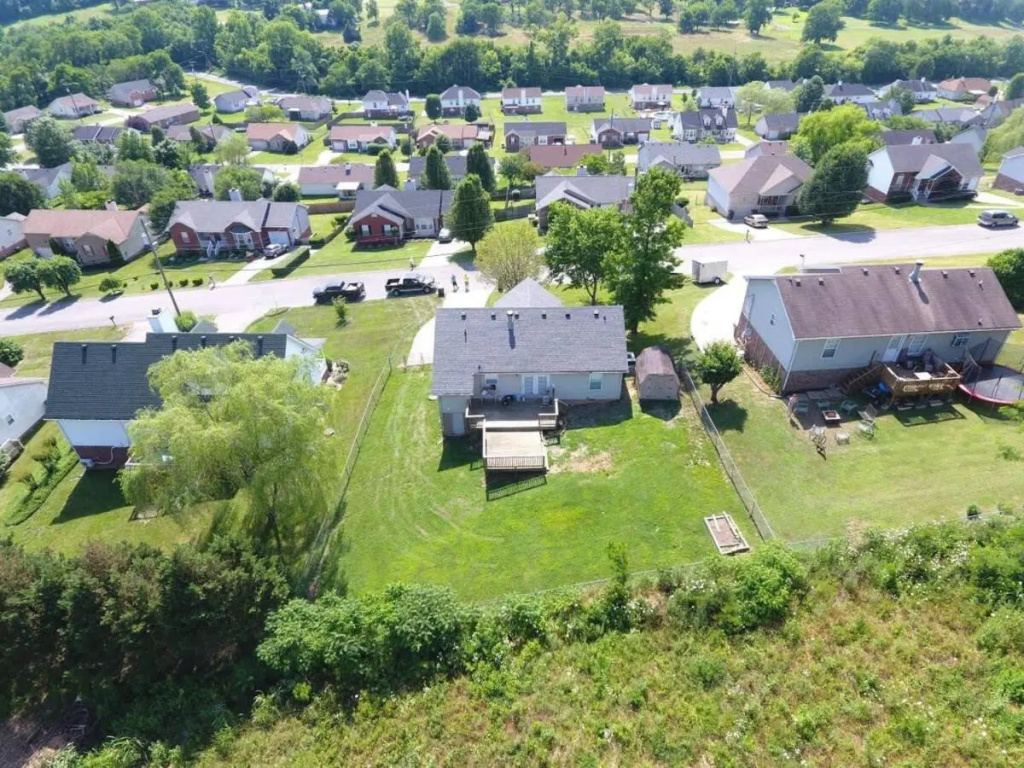 20 minutes to Downtown Nashville w/ Fenced in Yard