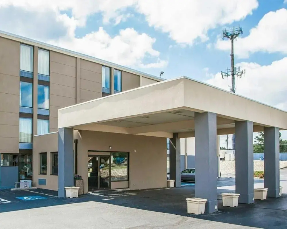 Econo Lodge Inn & Suites Outlet Village