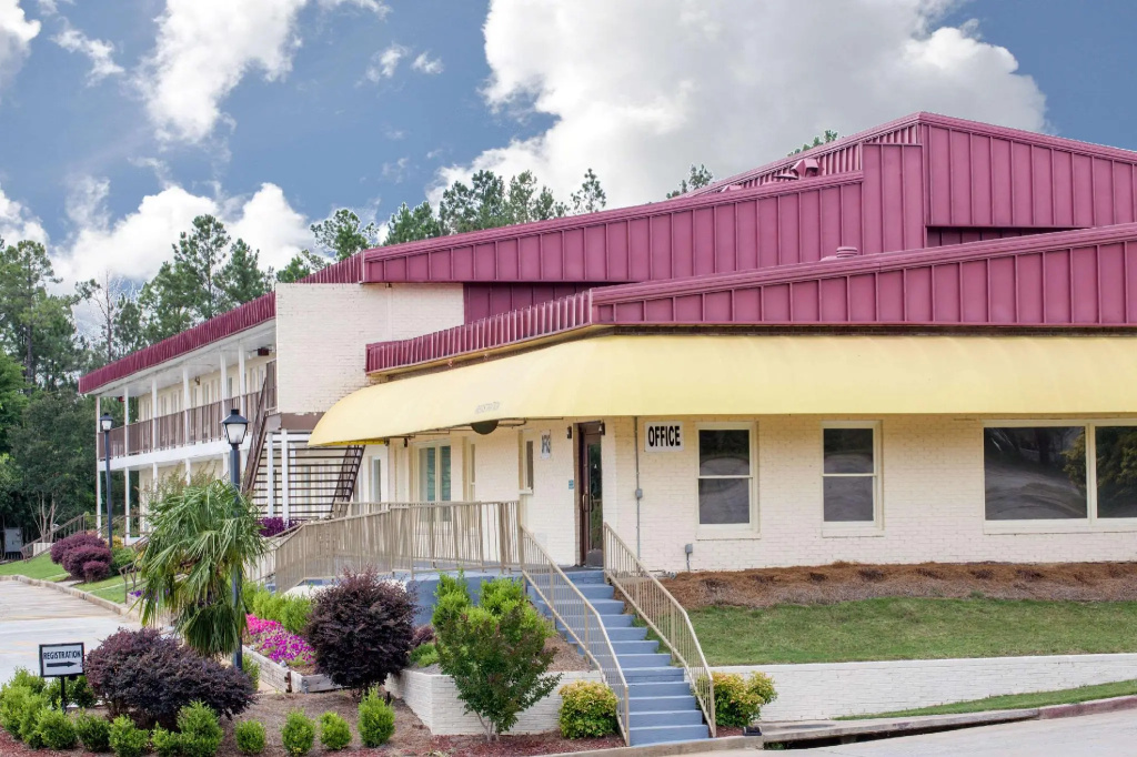 A Red Dot Inn Milledgeville