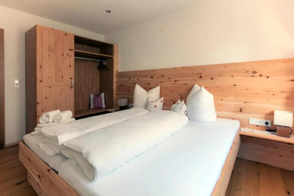 4 Bedrooms Apartment
