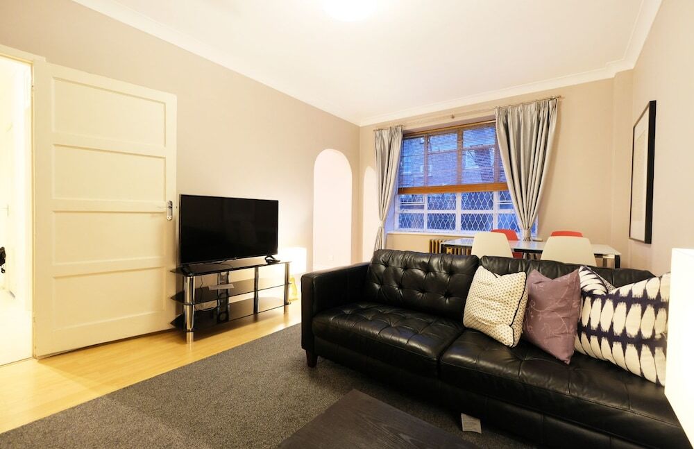 Flat end. Flat in London. Rent Flat in London. Флэт энд Брайт Лондон. Spacious Flat.