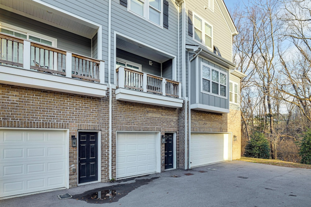 6 Mi to Broadway: Nashville Townhome w/ Balcony!