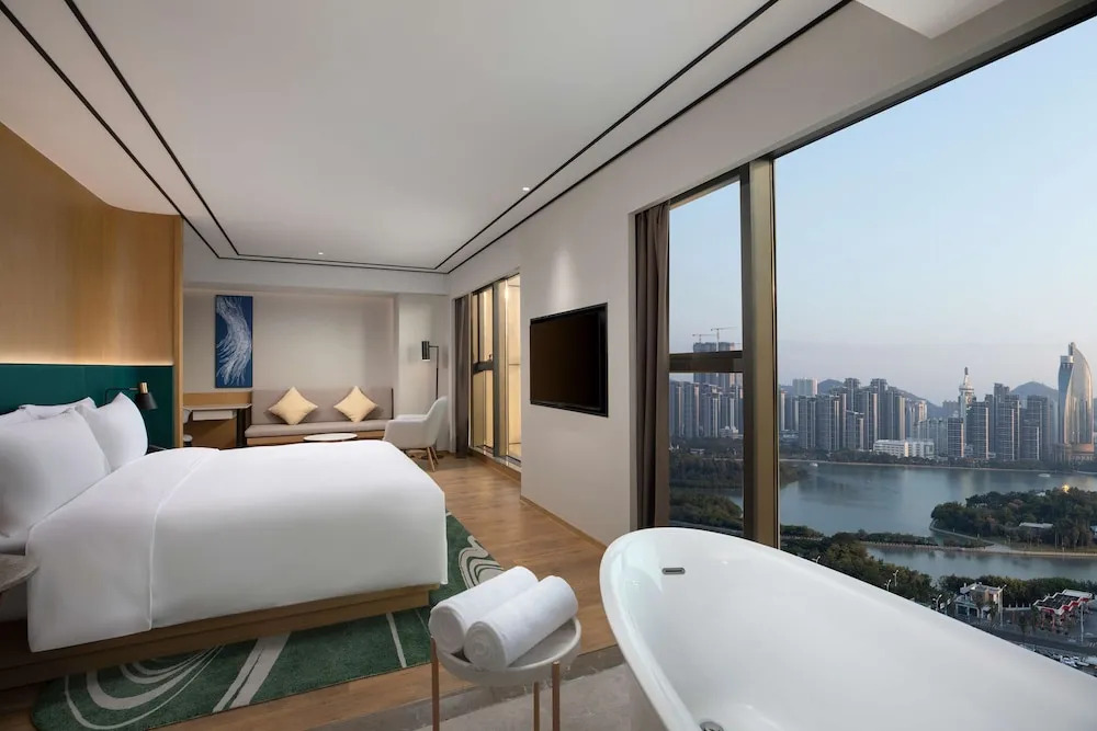 Двухместный номер Deluxe двуспальная кровать в Hilton Garden Inn Xiamen Bailuzhou Park