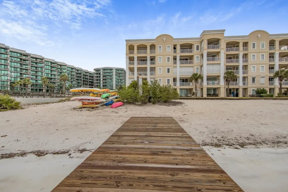 Spacious Condo on the bay Indoor Outdoor Pool