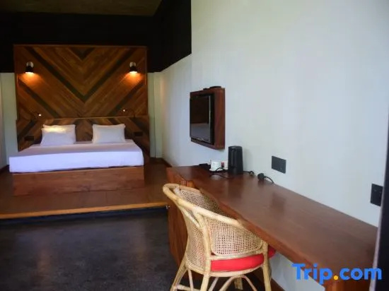 Deluxe Double room with pool view (full double bed)