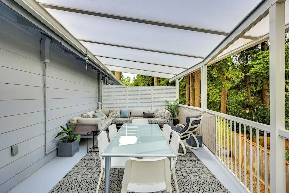 Patio & Grill: Dog-friendly Redmond Getaway!