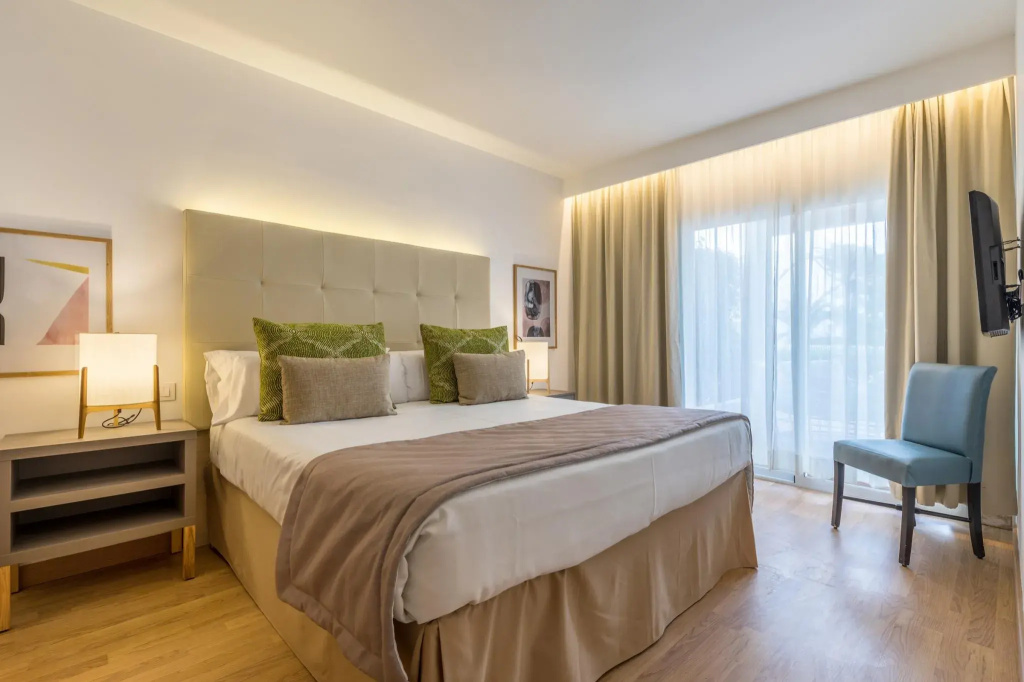 1 Bedroom Suite with partial sea view