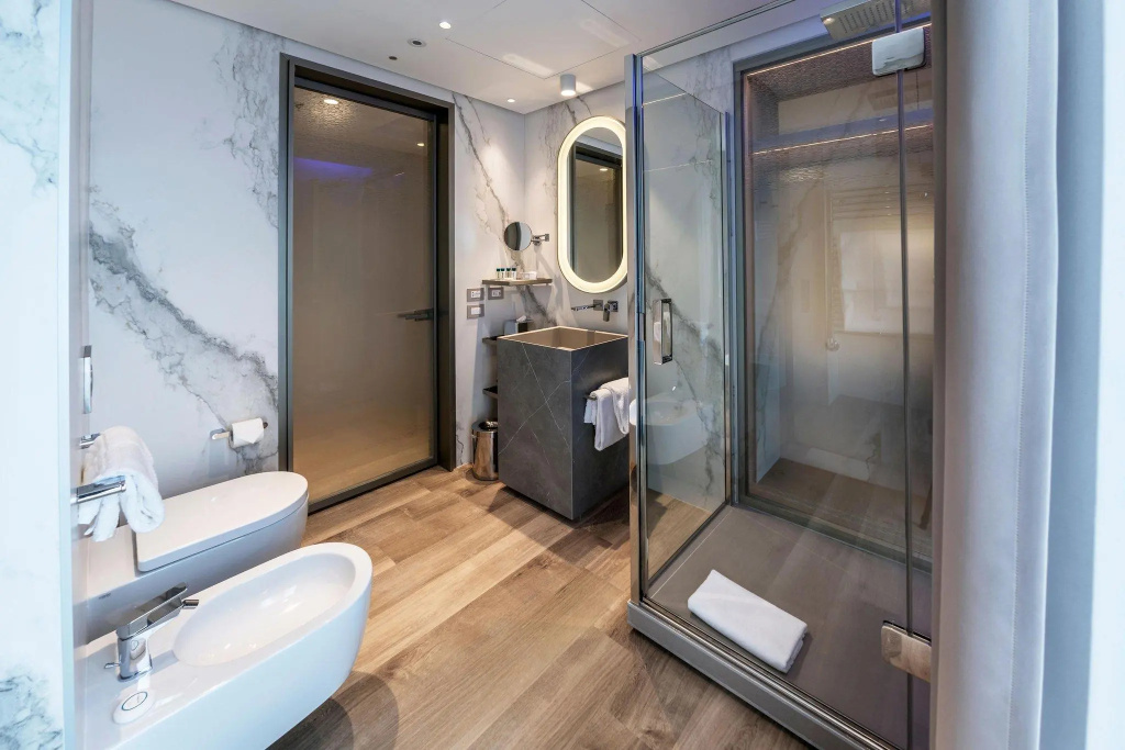 Deluxe Double room with balcony and with city view (full double bed)